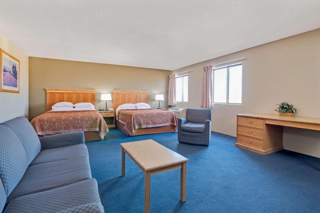 Postel nebo postele na pokoji v ubytování Super 8 by Wyndham Spokane/West