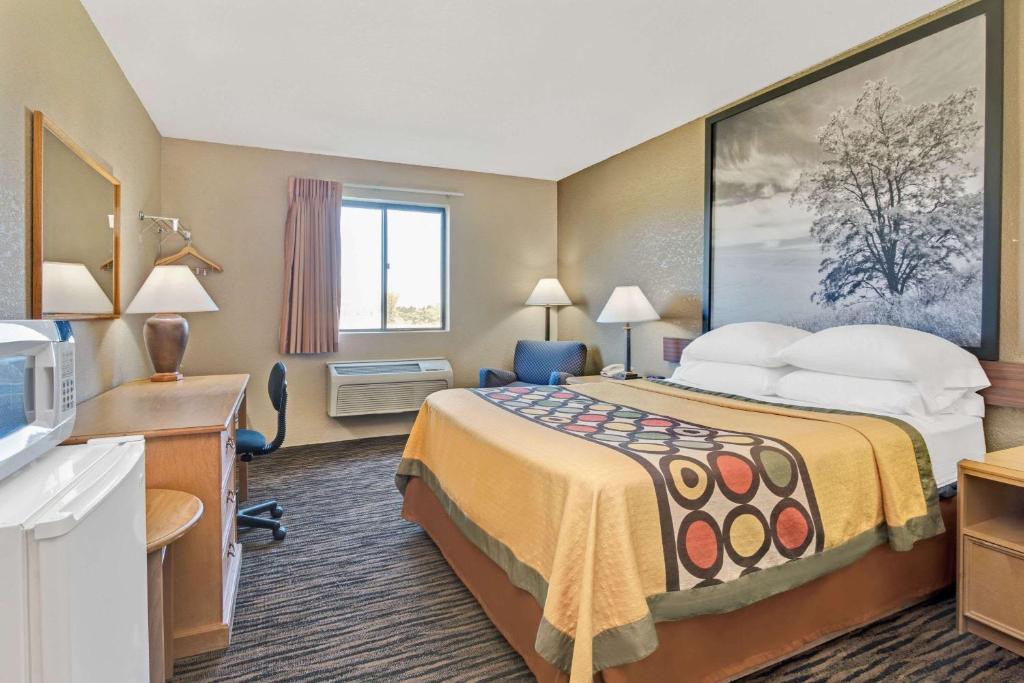 Postel nebo postele na pokoji v ubytování Super 8 by Wyndham Spokane/West
