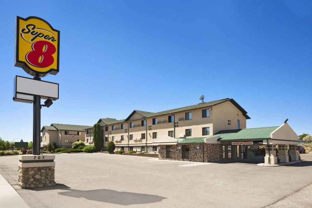 un hotel con un cartel frente a un edificio en Super 8 by Wyndham Idaho Falls en Idaho Falls