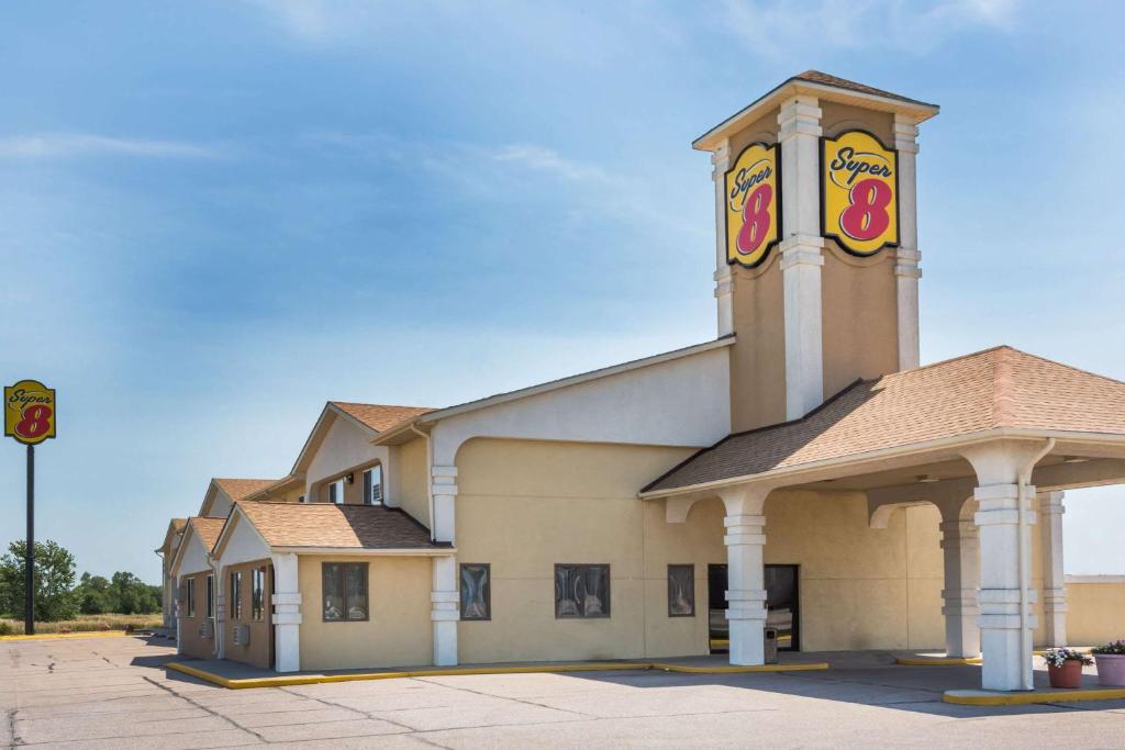 uma igreja com uma torre de relógio em cima em Super 8 by Wyndham Lexington em Lexington