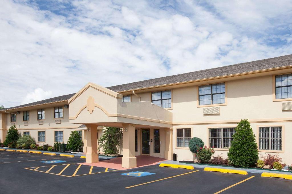 a rendering of a hotel with a parking lot at Super 8 by Wyndham Sulphur in Sulphur