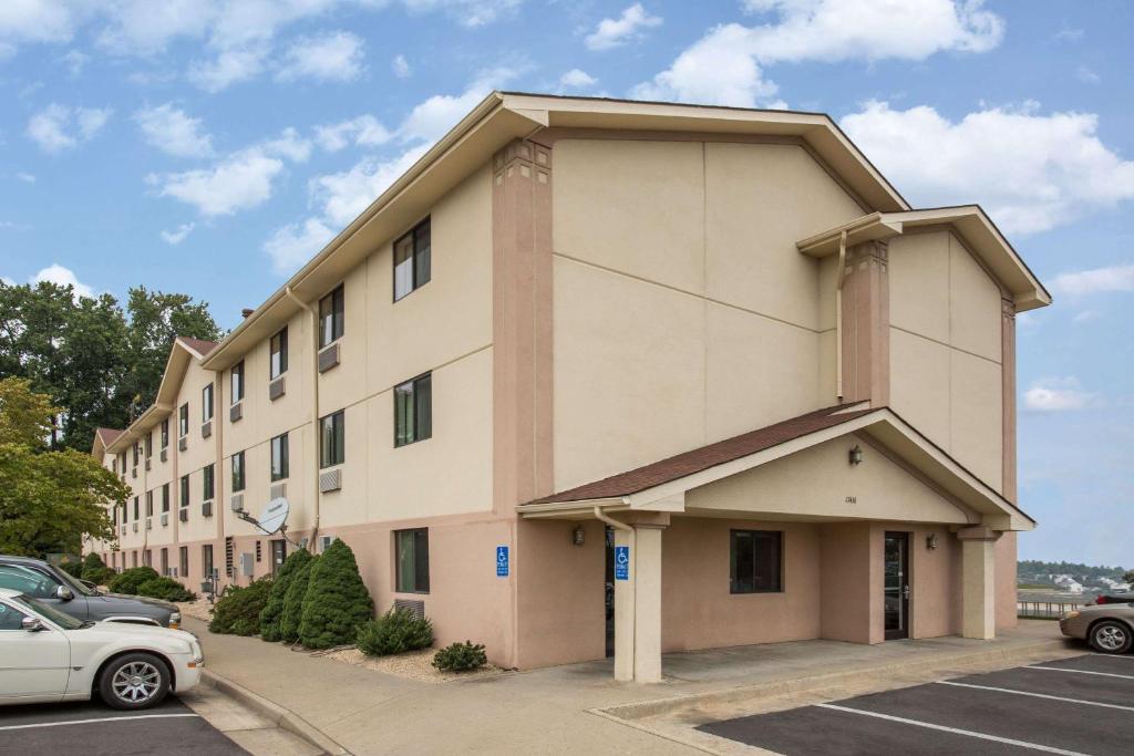 un grande edificio con auto parcheggiate in un parcheggio di Super 8 by Wyndham Dumfries/Quantico a Dumfries