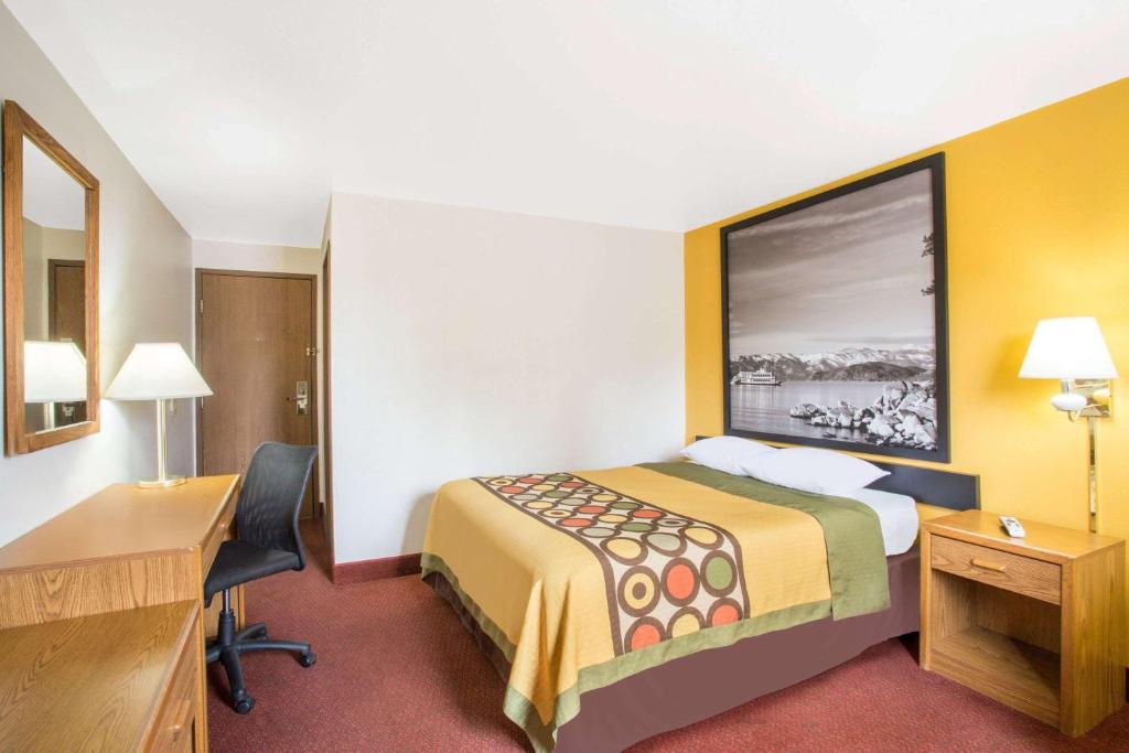 Postel nebo postele na pokoji v ubytování Super 8 by Wyndham Elko