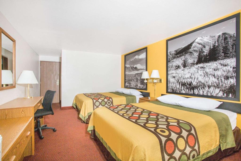 Postel nebo postele na pokoji v ubytování Super 8 by Wyndham Elko