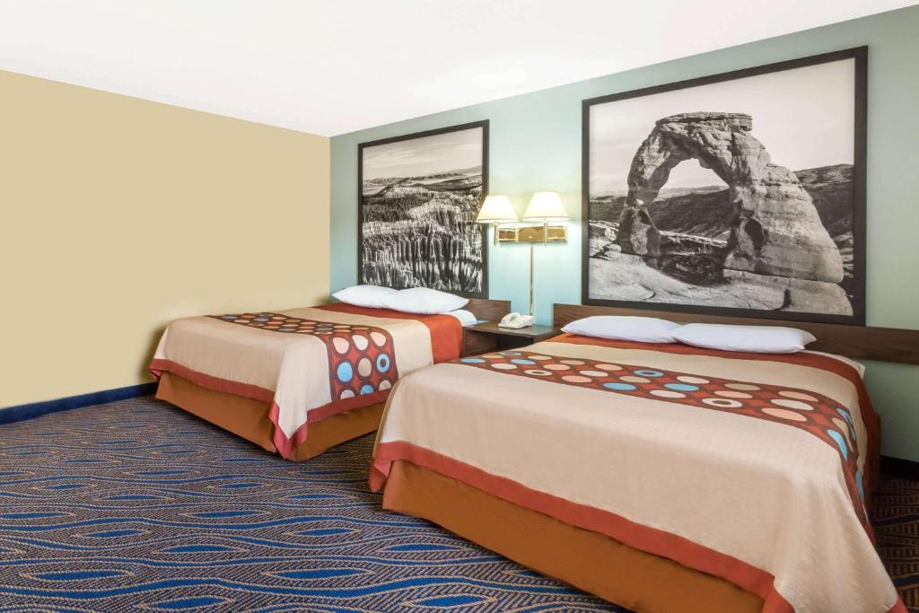 Postel nebo postele na pokoji v ubytování Super 8 by Wyndham Cedar City
