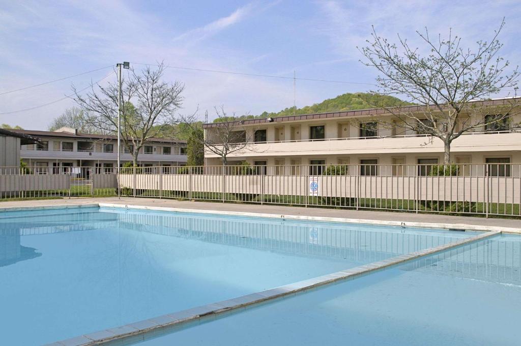 a large swimming pool in front of a building at Days Inn by Wyndham Oak Ridge Knoxville in Oak Ridge