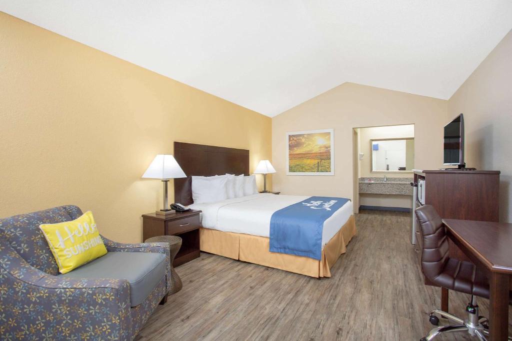 Days Inn by Wyndham Lake City - King Room- Non-Smoking
