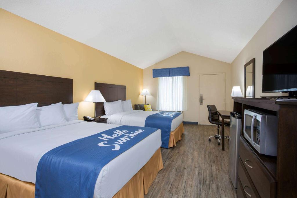Days Inn by Wyndham Lake City - Queen Room With Two Queen Beds - Non-Smoking