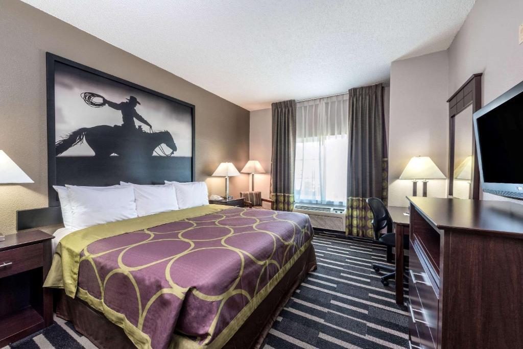Super 8 by Wyndham Fort Worth North - One-Bedroom King Suite - Non-Smoking