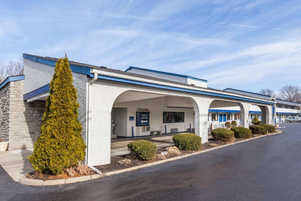 un gran edificio blanco con un arco en una calle en Days Inn by Wyndham Kent - Akron, en Kent