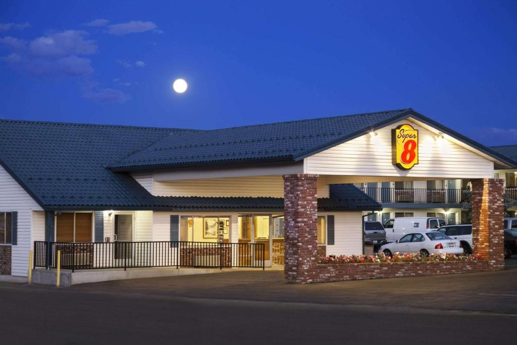 ein Fast-Food-Restaurant mit dem Mond im Himmel in der Unterkunft Super 8 by Wyndham Susanville in Susanville