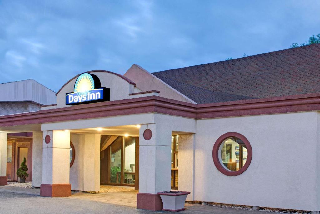 een fastfoodrestaurant met een bord erop bij Days Inn by Wyndham Washington in Washington