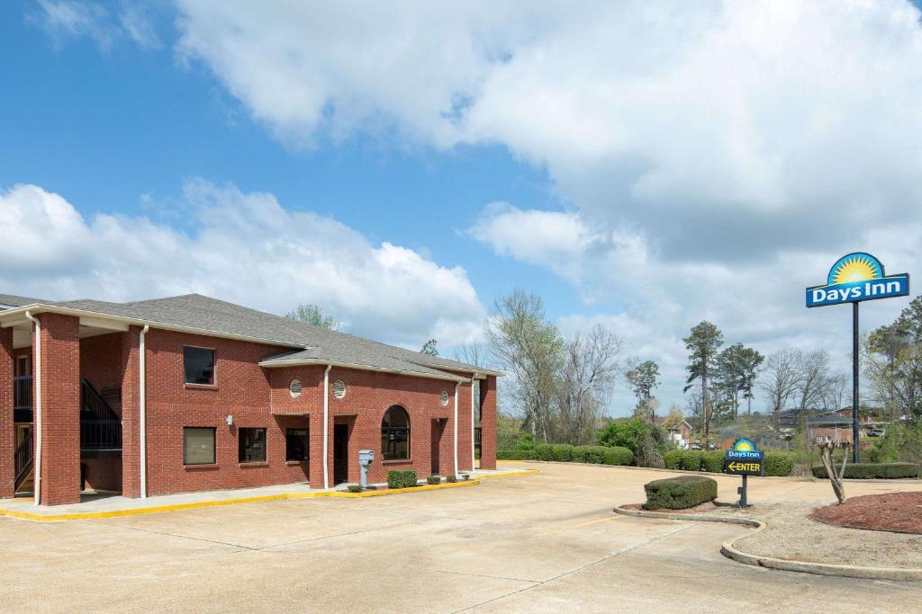 un edificio con un letrero de la calle delante de él en Days Inn by Wyndham Tupelo, en Tupelo