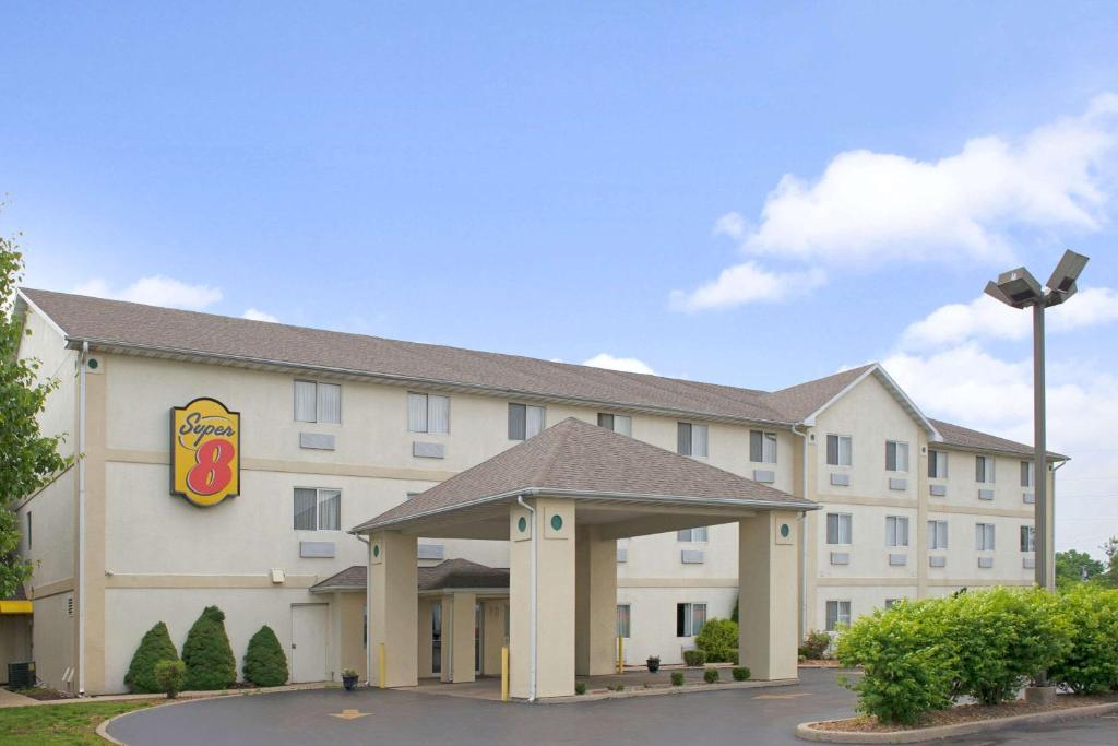 un hotel con un cartello sulla parte anteriore di Super 8 by Wyndham Pontoon Beach IL/St. Louis MO Area a Pontoon Beach