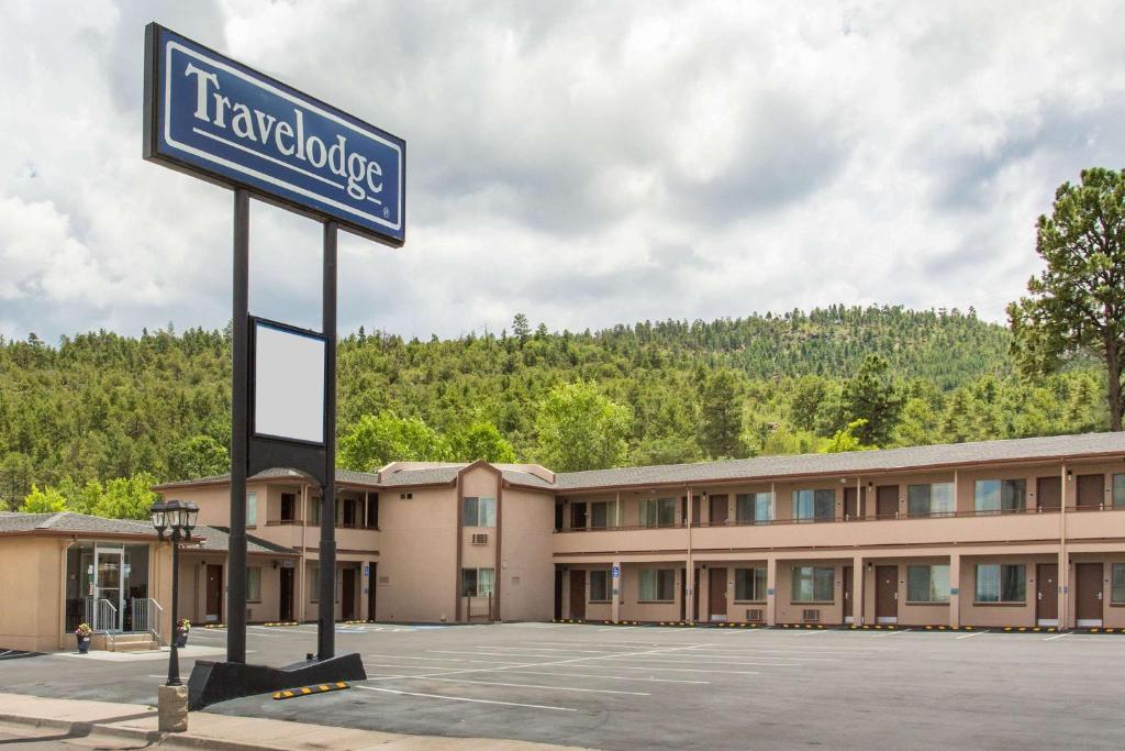 un hôtel avec un panneau en face d'un parking dans l'établissement Travelodge by Wyndham Williams Grand Canyon, à Williams
