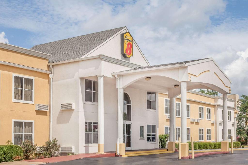 aury inn suites anaheim at the park hotel at Super 8 by Wyndham Athens in Athens