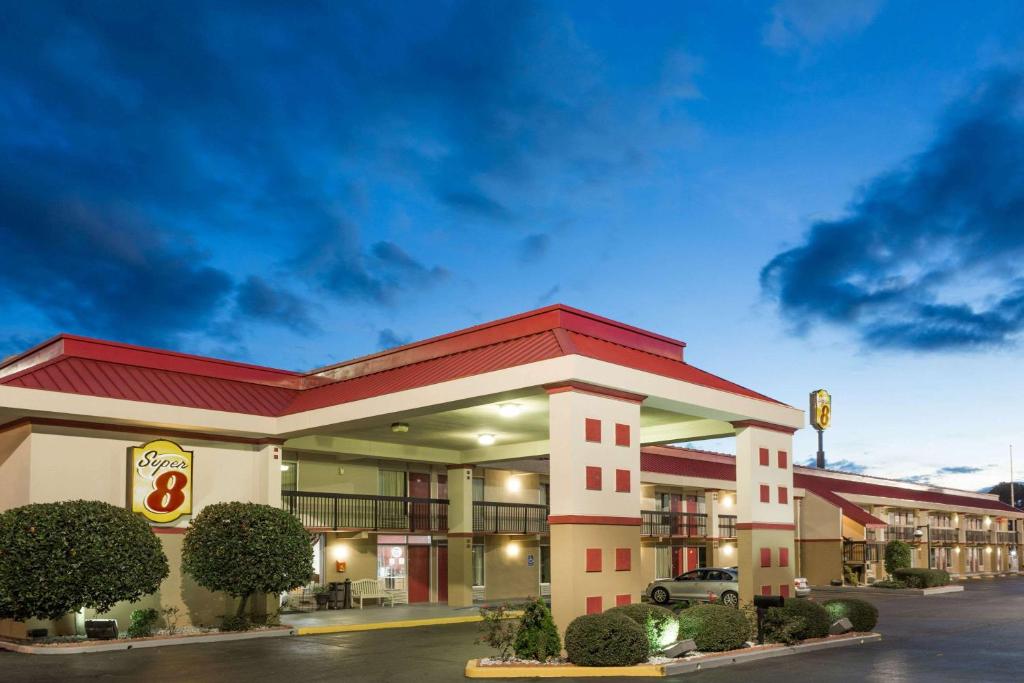 a hotel exterior with a fast food restaurant at Super 8 by Wyndham Tifton in Tifton
