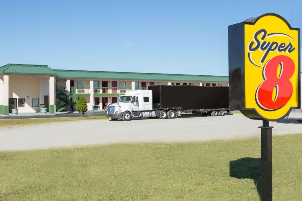 un semi-camion est garé devant un bâtiment dans l'établissement Super 8 by Wyndham Ashburn, à Ashburn