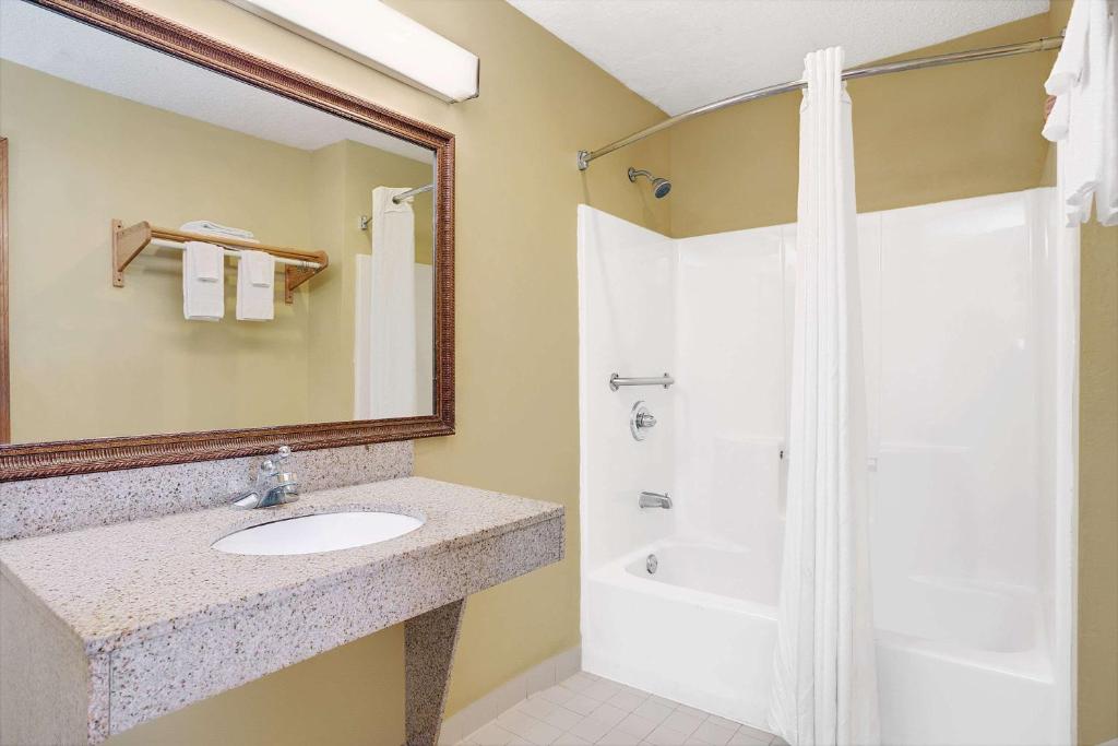 Super 8 by Wyndham Forest Park - Habitación King - Fumadores