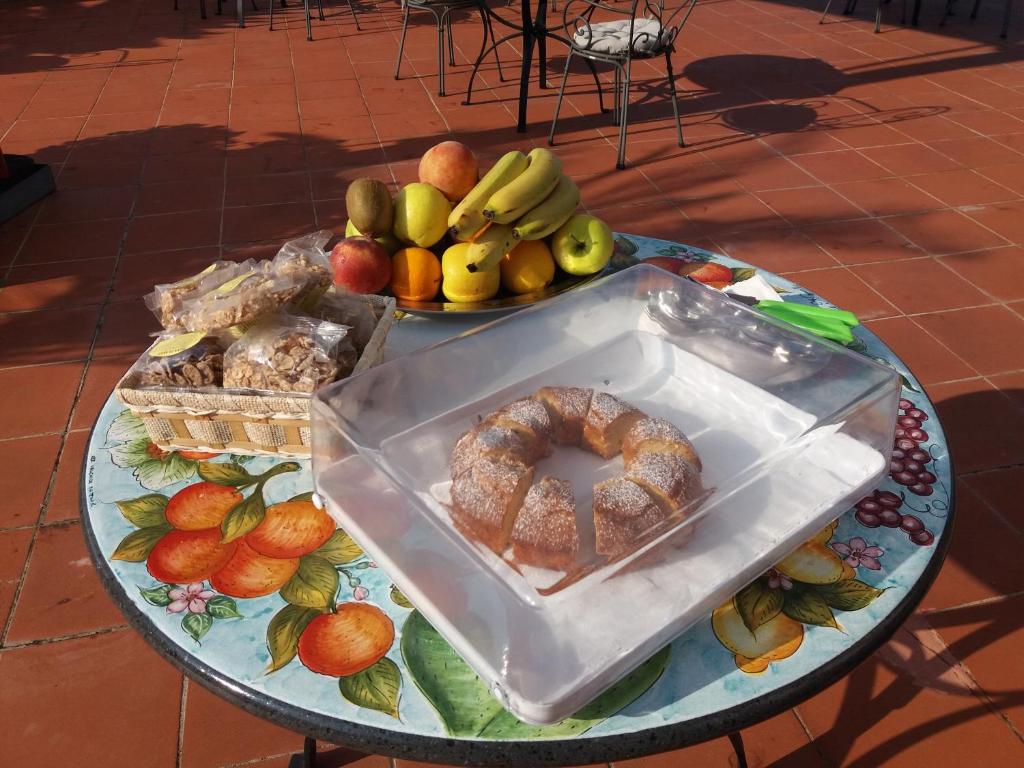 uma mesa coberta com uma bandeja de pão e fruta em Le Marelle em Furore