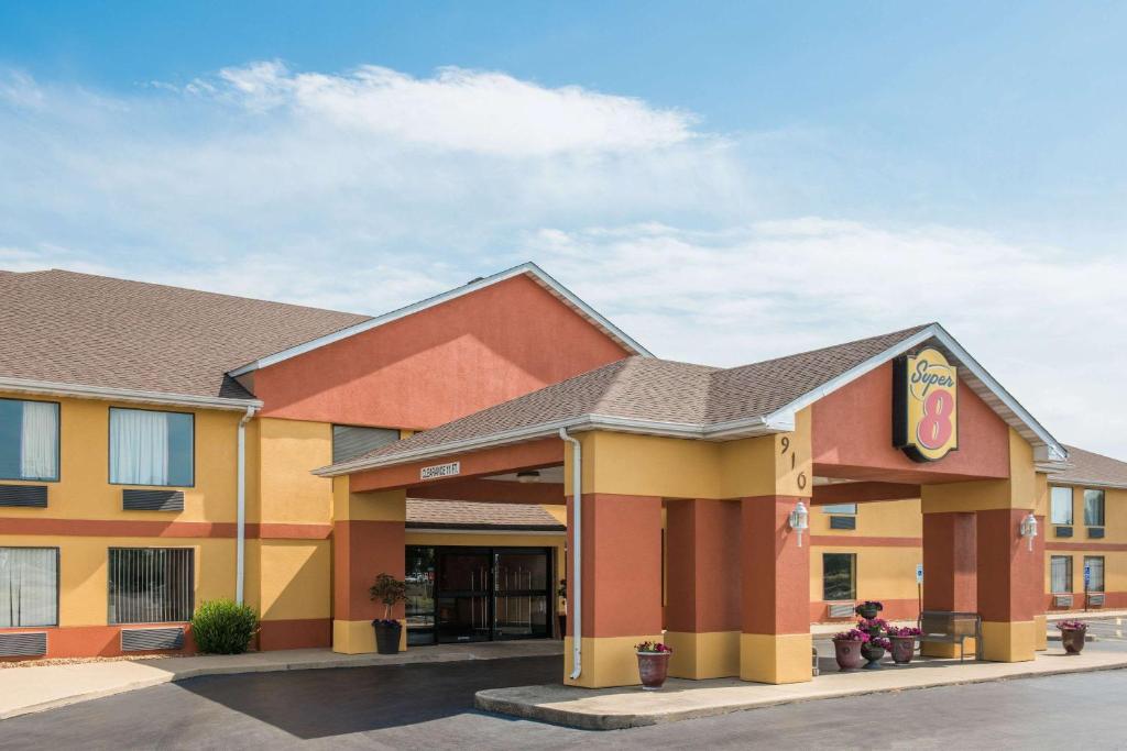 aury inn suites on the park building at Super 8 by Wyndham Troy IL/St. Louis Area in Troy