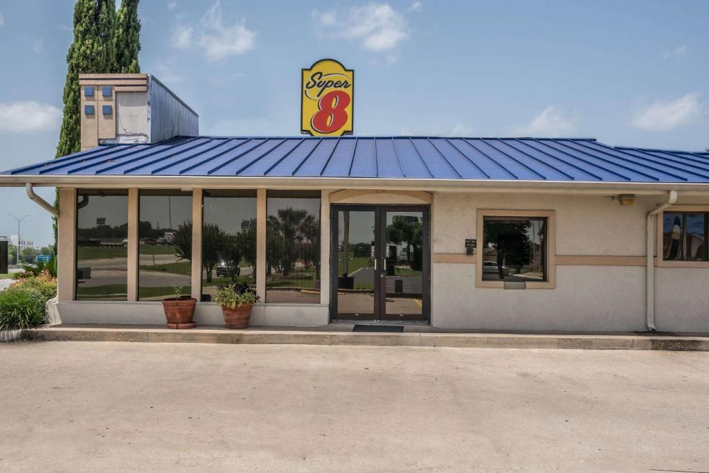 un fast food con un cartello sopra di Super 8 by Wyndham San Marcos a San Marcos