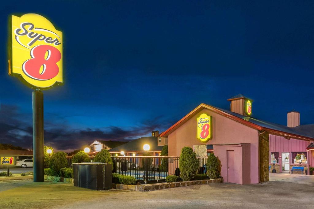 een bord voor een speedrestaurant 's nachts bij Super 8 by Wyndham Eastland in Eastland