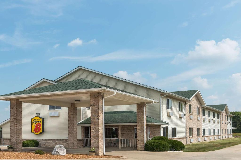 a front view of a hotel with a fast food restaurant at Super 8 by Wyndham Greenville in Greenville