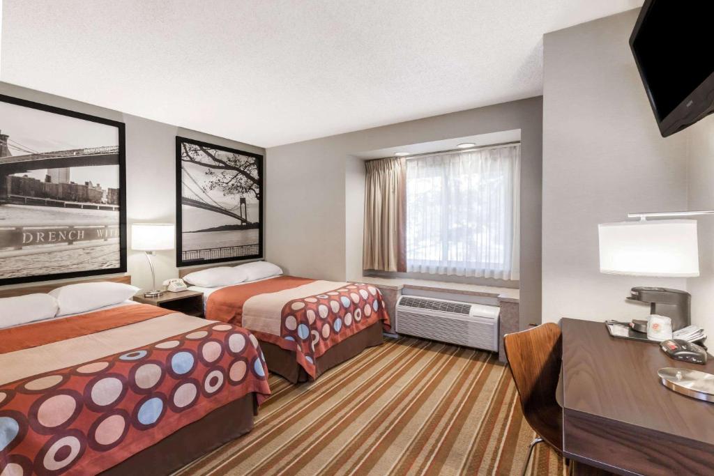 Postel nebo postele na pokoji v ubytování Super 8 by Wyndham Schenectady/Albany Area