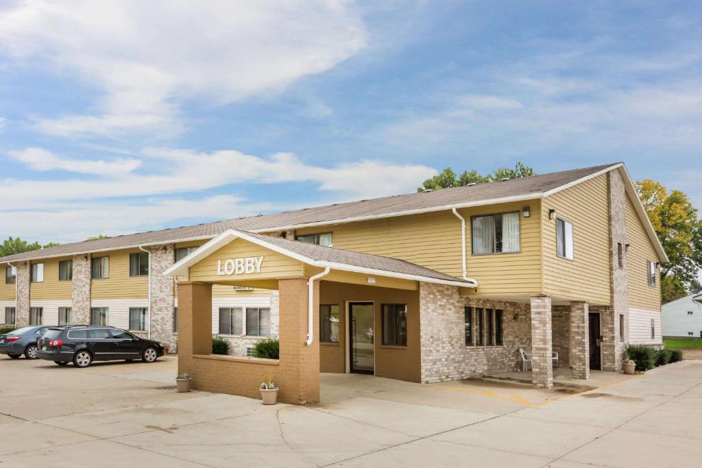 a hotel building with a car parked in a parking lot at Super 8 by Wyndham Estherville in Estherville