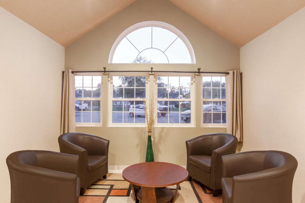 Posezení v ubytování Super 8 by Wyndham Schenectady/Albany Area