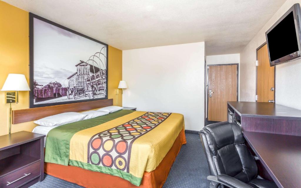 Postel nebo postele na pokoji v ubytování Super 8 by Wyndham Mesa Gilbert