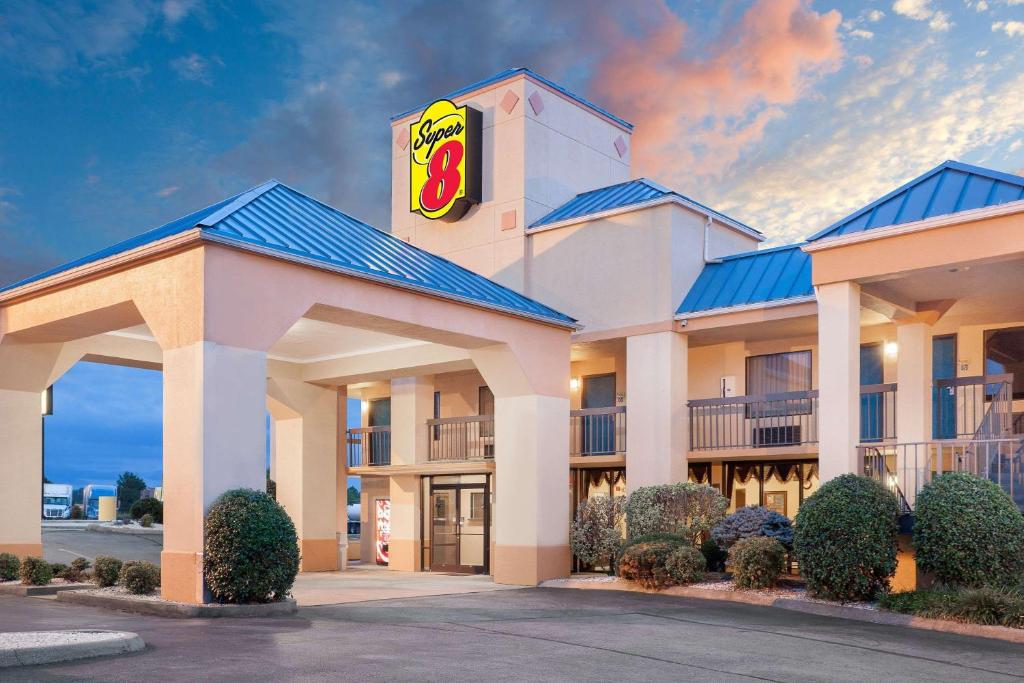 un hotel con un cartello McDonalds sull'edificio di Super 8 by Wyndham Bulls Gap Greeneville Area a Bulls Gap