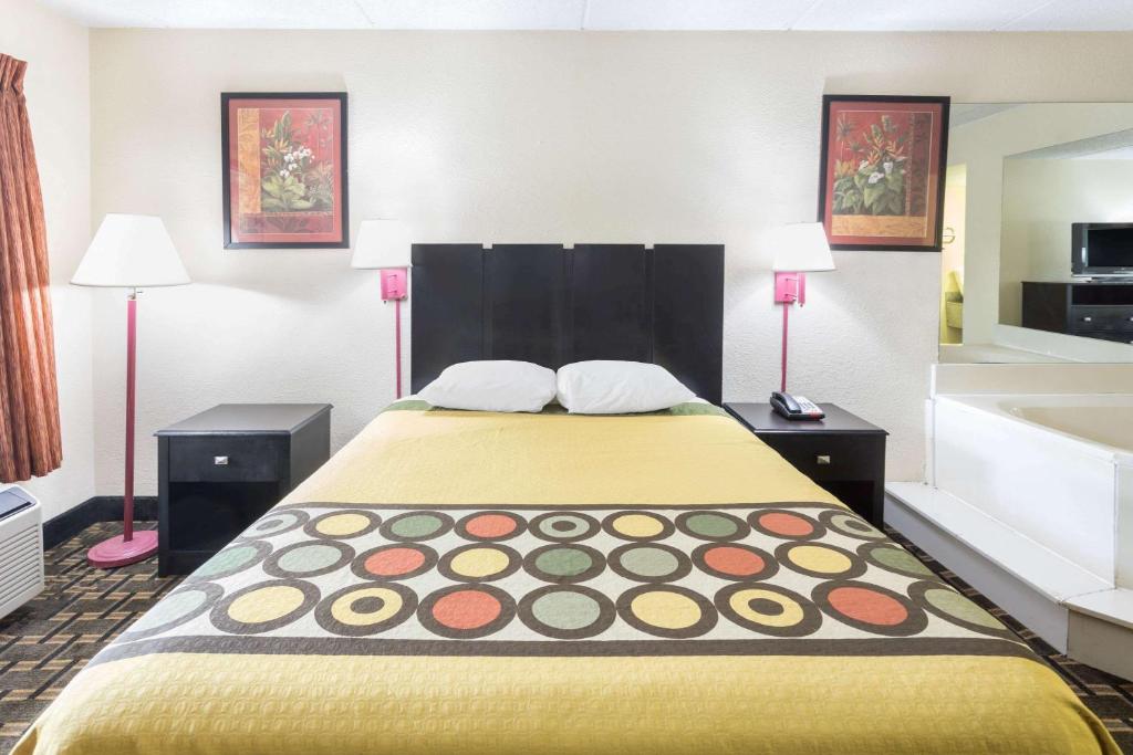 Super 8 by Wyndham Lithonia - Habitación Deluxe Con Cama Grande - No Fumadores