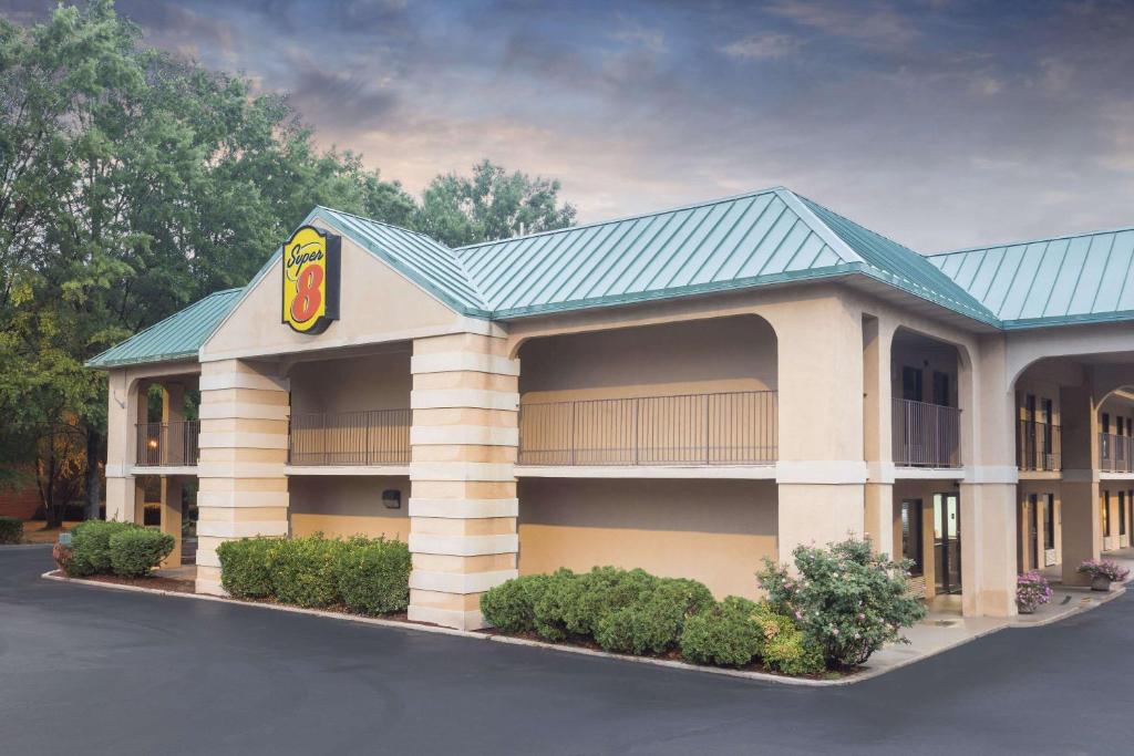 un ristorante McDonalds con tetto verde di Super 8 by Wyndham Decatur/Lithonia/Atl Area a Decatur