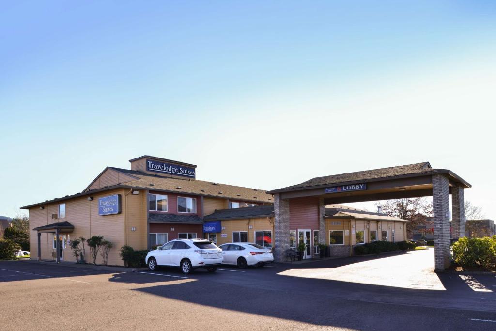 um hotel com dois carros estacionados em frente em Travelodge by Wyndham, Newberg em Newberg