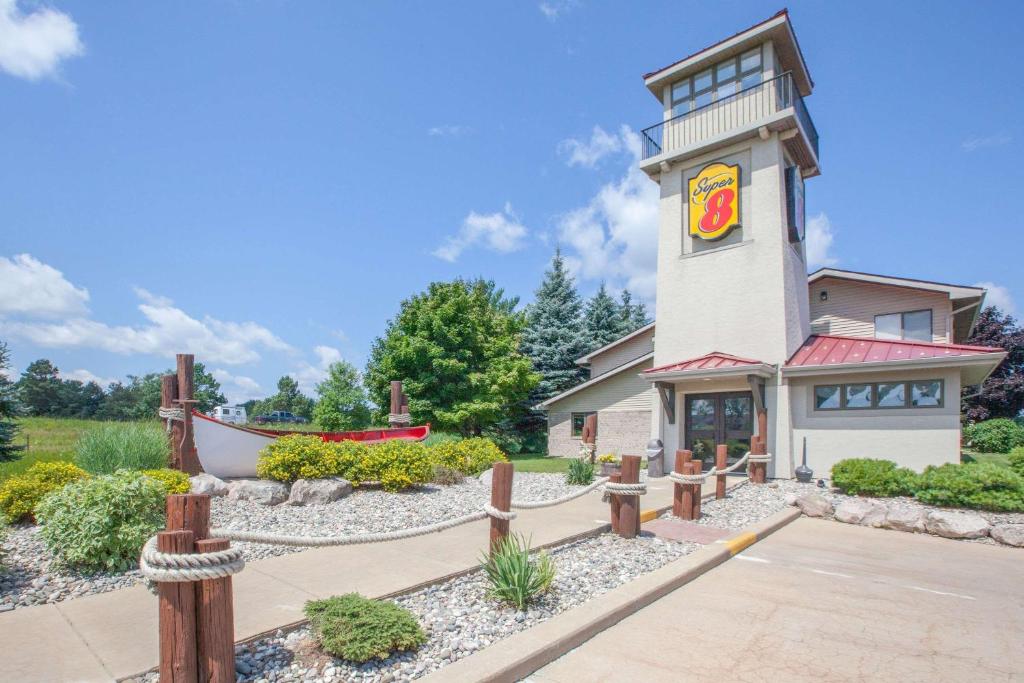 a building with a fast food restaurant at Super 8 by Wyndham Houghton Lake in Houghton Lake