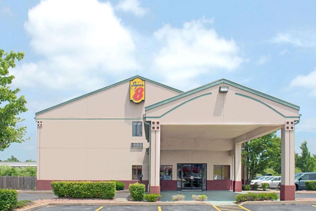 un bâtiment avec un fast-food dans l'établissement Super 8 by Wyndham Bonne Terre, à Bonne Terre