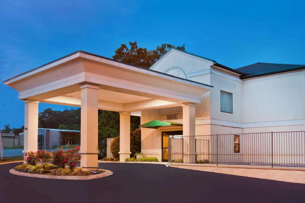 a large white building with a gazebo at Super 8 by Wyndham Ft. Oglethorpe GA/Chatt TN Area in Fort Oglethorpe