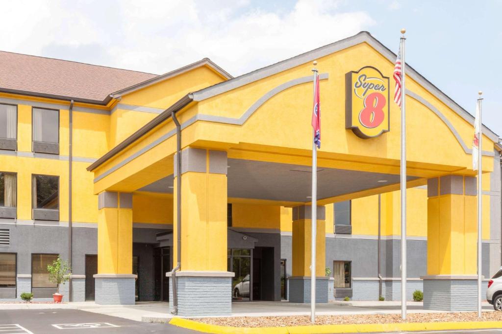 un edificio amarillo con una señal de hotel en Super 8 by Wyndham Crossville TN, en Crossville