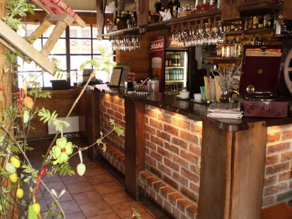 um bar num restaurante com uma parede de tijolos em Visdari em Rumbula
