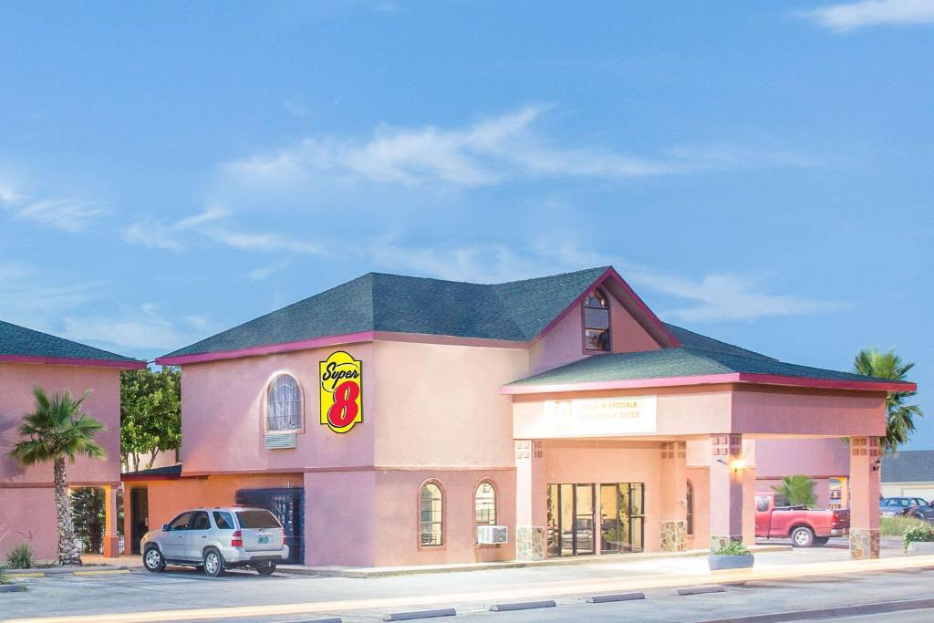 een fastfoodrestaurant met een auto buiten geparkeerd bij Super 8 by Wyndham San Angelo in San Angelo