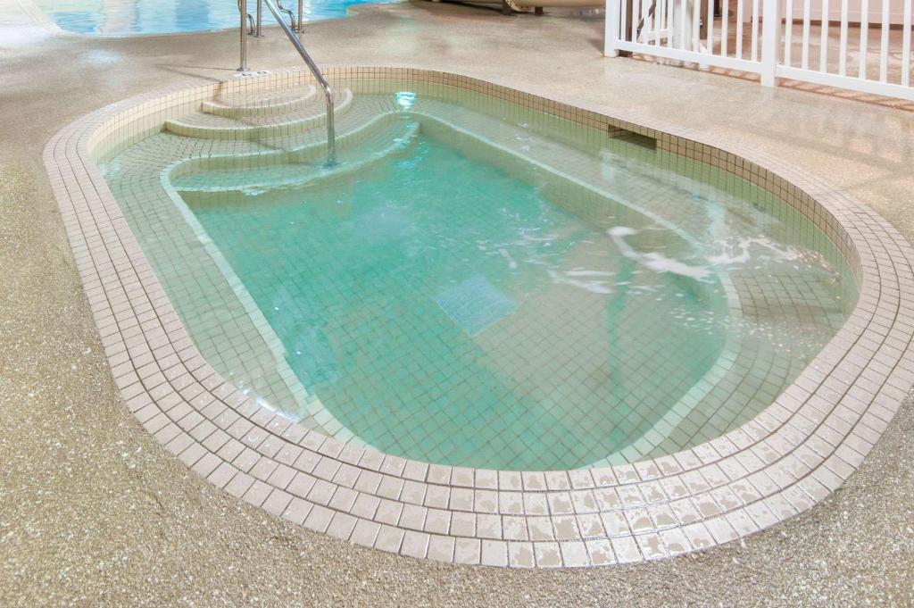 Bazén v ubytování Ramada by Wyndham Drumheller Hotel & Suites nebo v jeho okolí