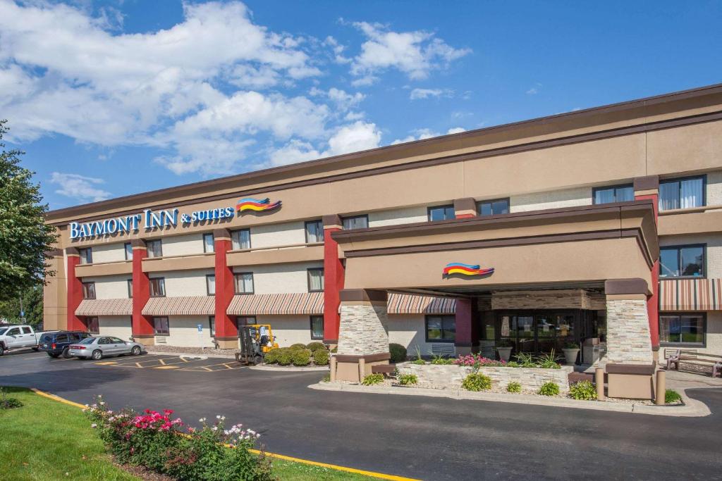 a front view of a hotel with a parking lot at Baymont by Wyndham Chicago/Alsip in Alsip