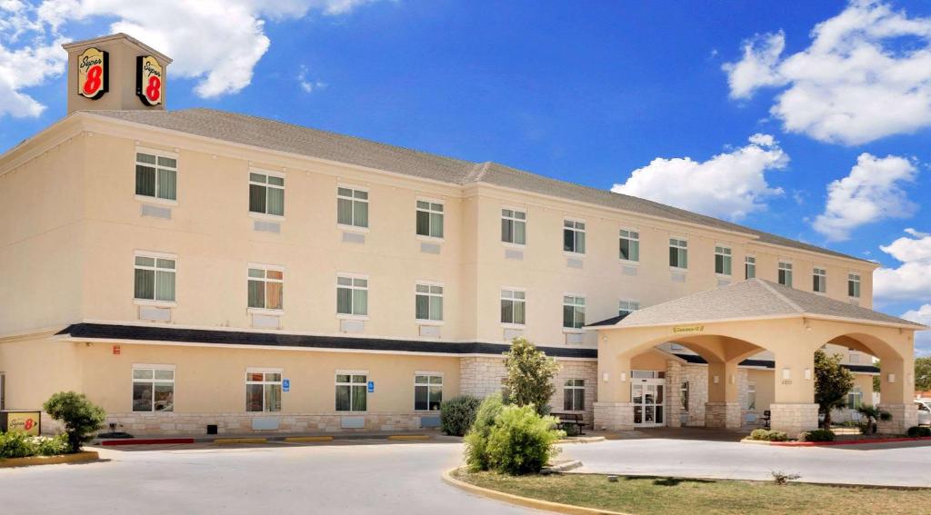 オデッサにあるSuper 8 by Wyndham Odessa TXの時計塔のある白い大きな建物