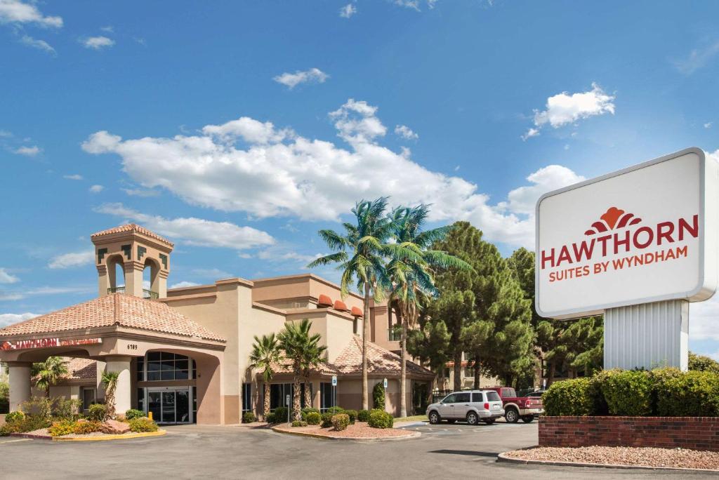 una señal de una posada hampton delante de un hotel en Hawthorn Suites by Wyndham El Paso en El Paso