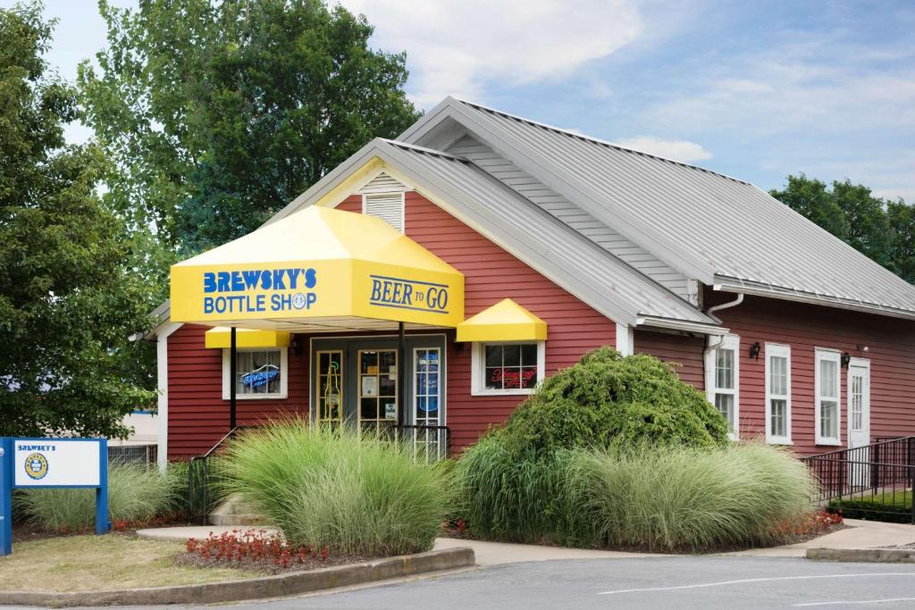 Super 8 by Wyndham State College photo