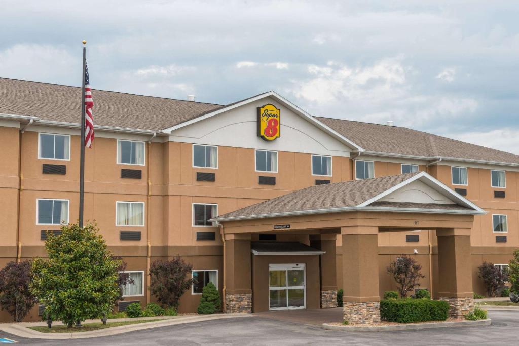 une vue frontale d'un hôtel avec drapeau dans l'établissement Super 8 by Wyndham St Robert Ft Leonard Wood Area, à St. Robert