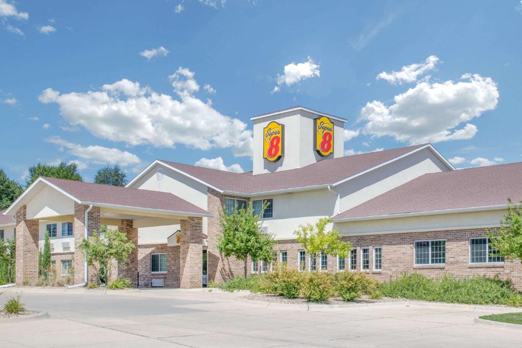 een gebouw met twee McDonalds borden erop bij Super 8 by Wyndham Cedar Falls in Cedar Falls