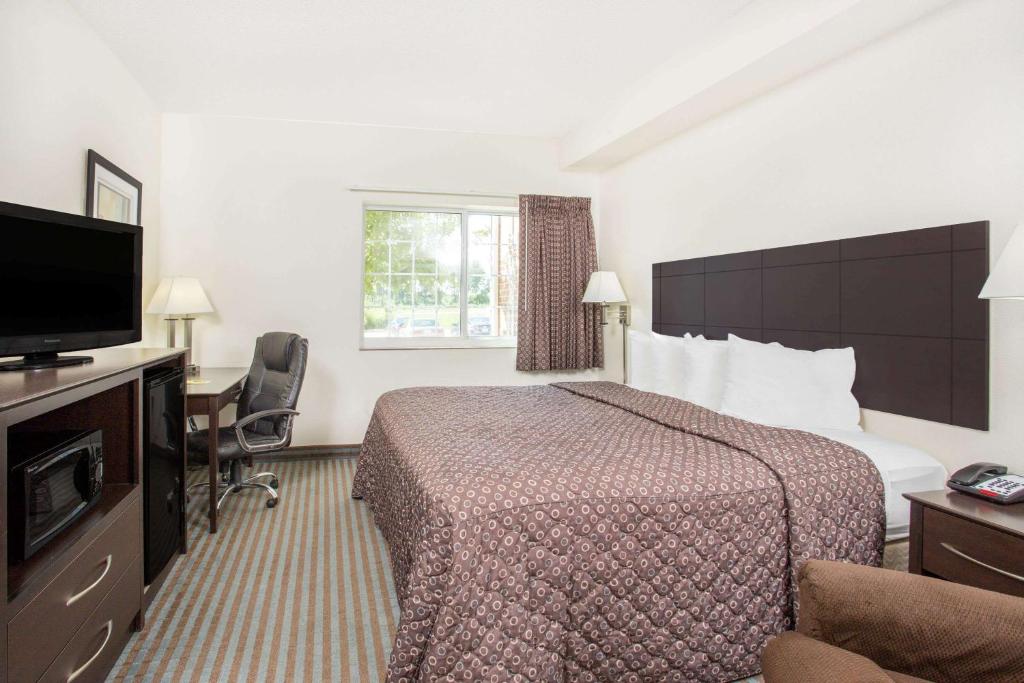 Super 8 by Wyndham Cedar Falls - Chambre Lit King-Size - Non-Fumeurs